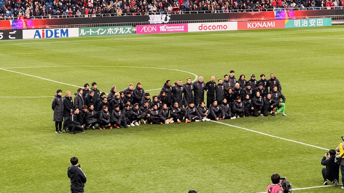 2025年 Jリーグ 最終節 浦和レッズ vs 川崎フロンターレ 試合後の選手写真撮影の様子(埼玉スタジアム2002)
