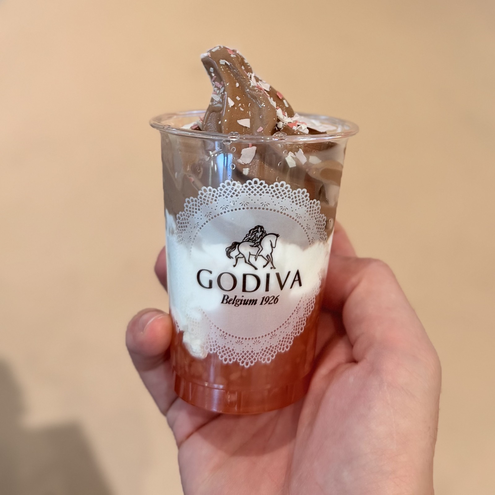 ゴディバ 白桃 ダークチョコレート ソフトクリーム
